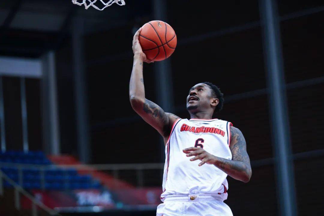 里昂力克摩洛哥，阿尔瓦雷斯三分雨点燃全场的简单介绍