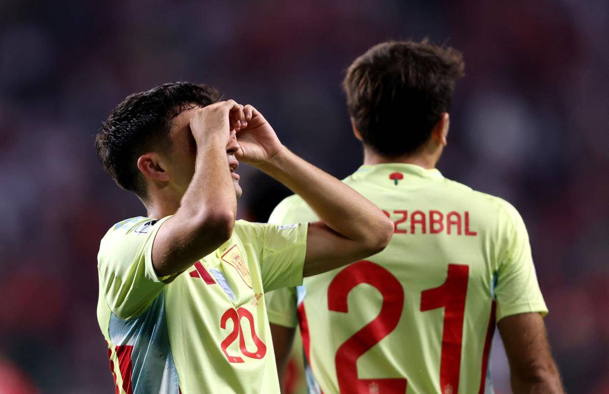 包含阿森纳绝地反击西班牙，穆勒完成帽子戏法的词条