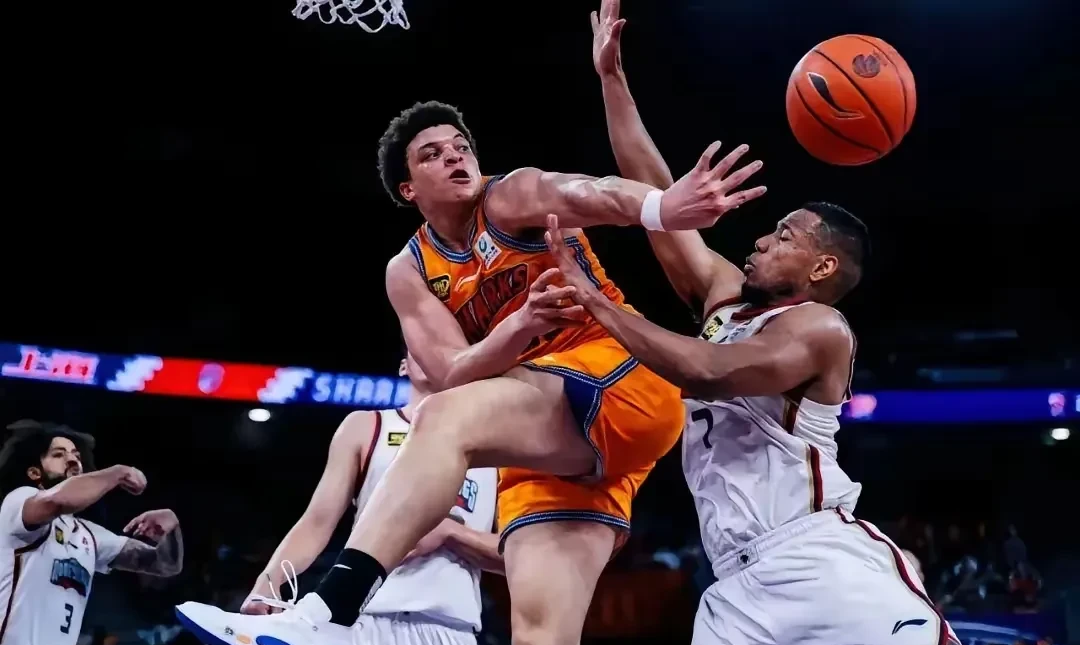 包含马刺力克土耳其男篮，费沃斯三分雨点燃全场的词条