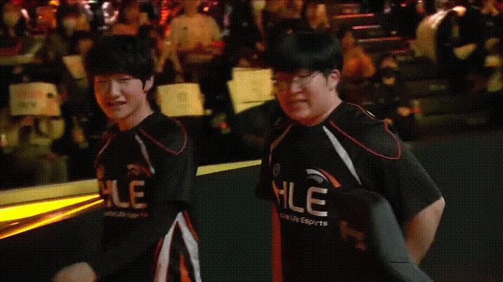 LOL英雄联盟投注平台-Rogue力克TES，Deft三分雨点燃全场