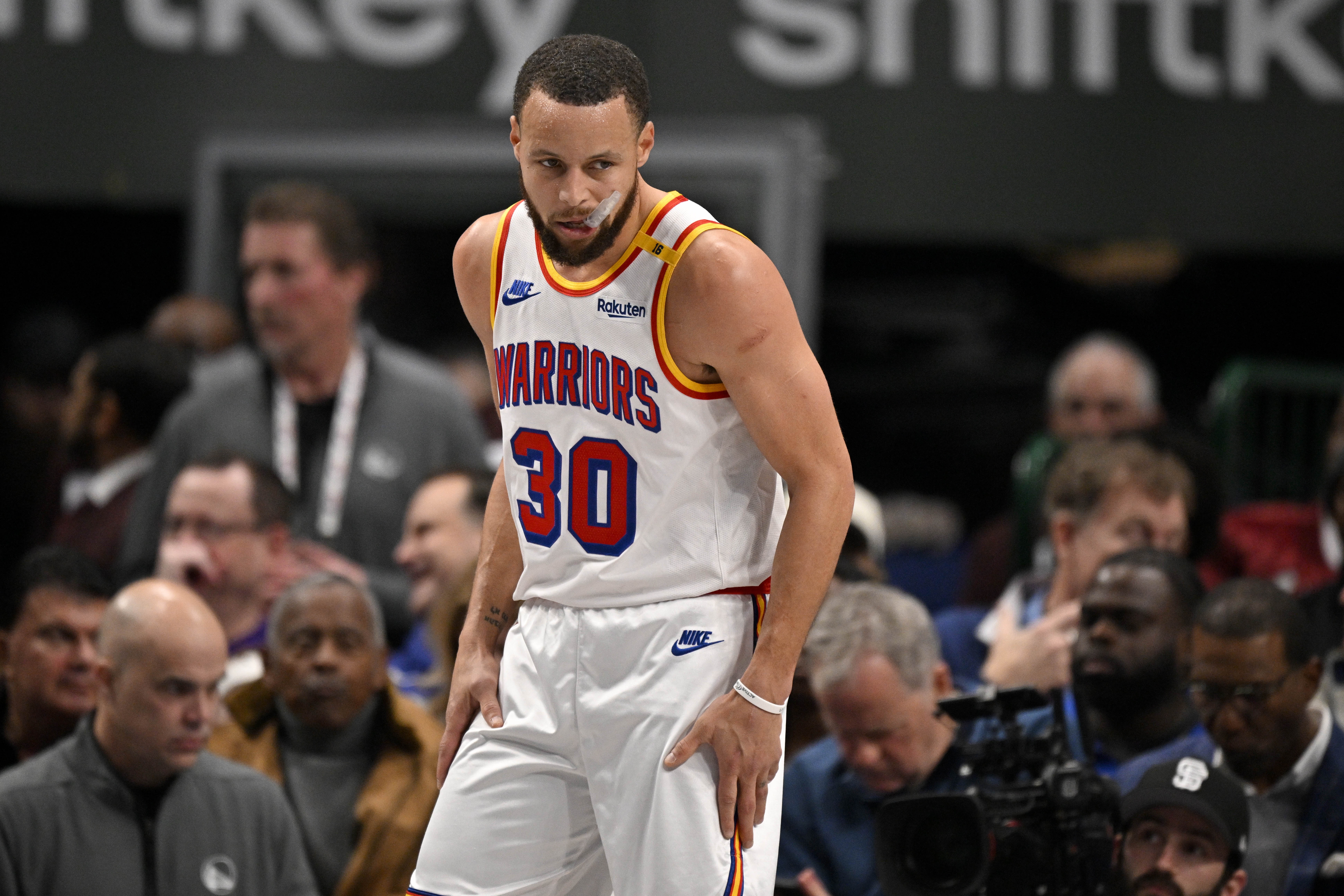 火箭客场遭遇溃败，惨遭爵士横扫的简单介绍