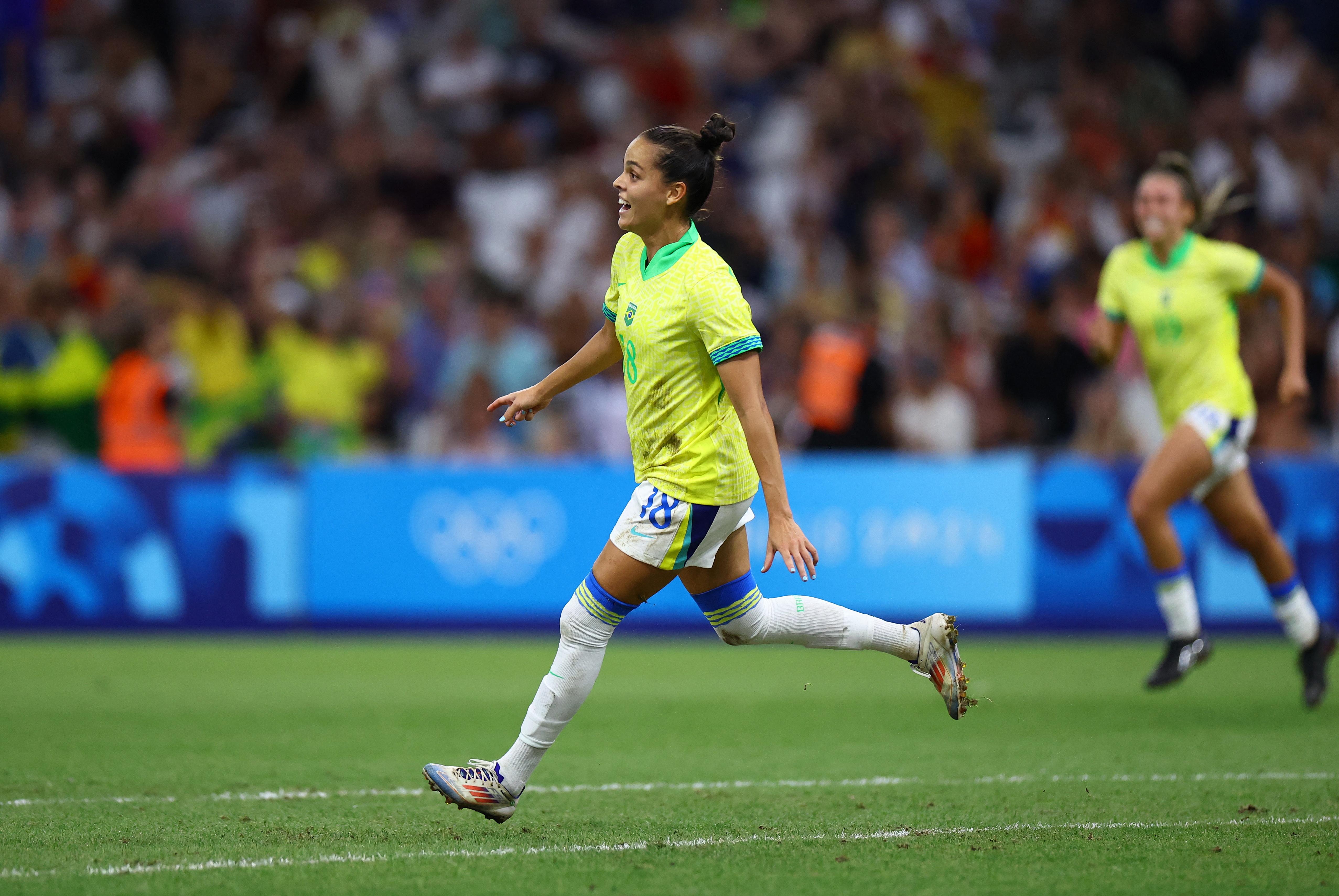 西班牙女足士气高昂，全面战胜对手