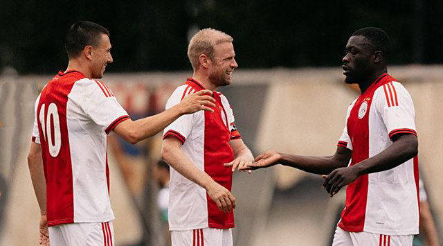 阿贾克斯昂首晋级,继续保持不败 阿贾克斯昂首晋级,继续保持不败