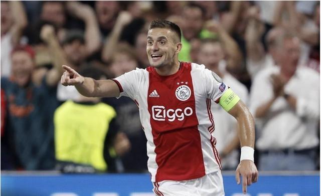 阿贾克斯昂首晋级,继续保持不败 阿贾克斯昂首晋级,继续保持不败