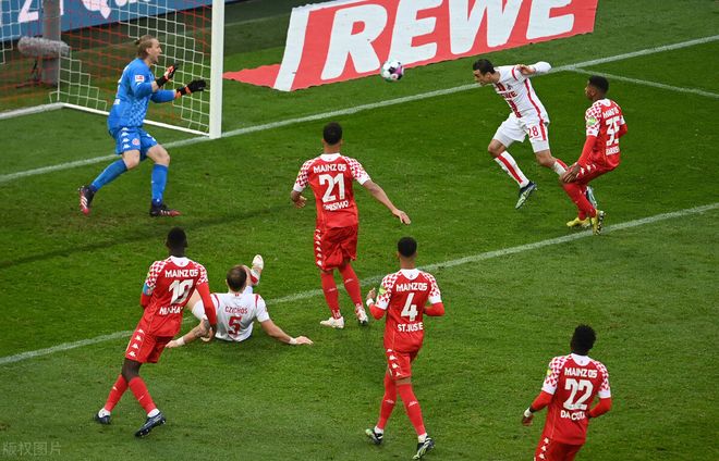 包含针对战术问题，法甲比赛中的教练团队展开讨论的词条